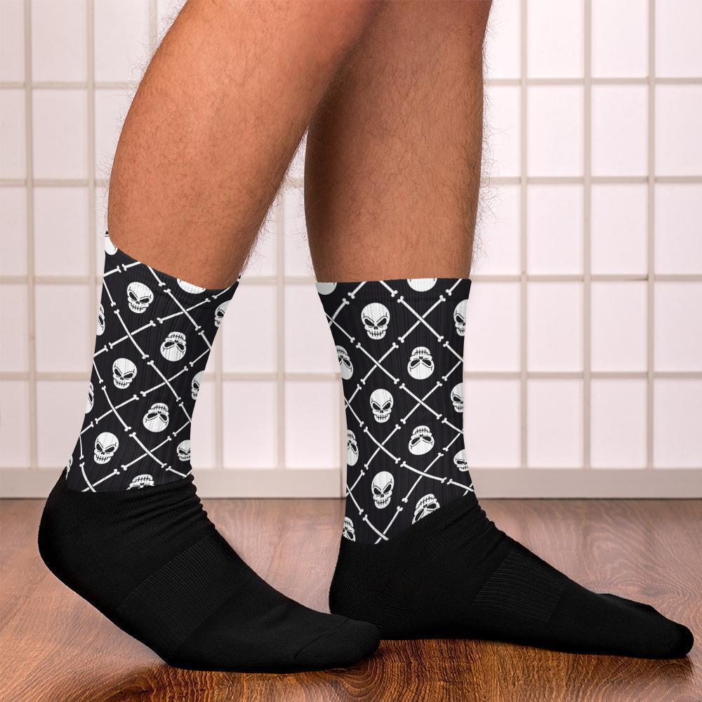 black-skull-and-crossbones-socks-men