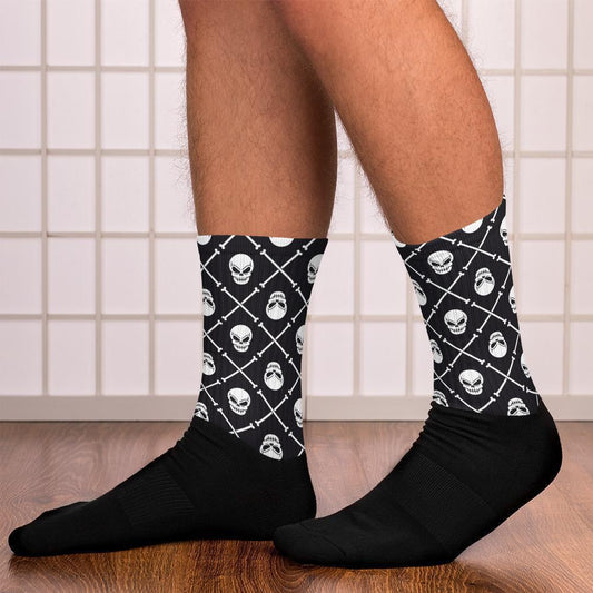 black-skull-and-crossbones-socks