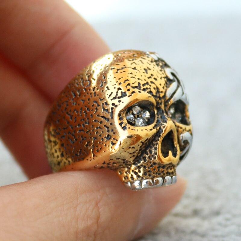 Skull ring deals with diamond eyes